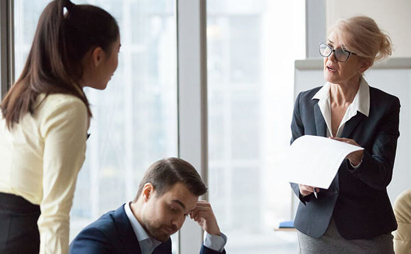 2 women in a conflict