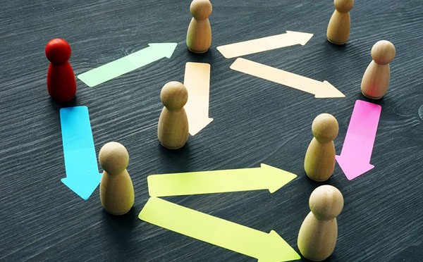 Delegating and teamwork. Figures on a desk.