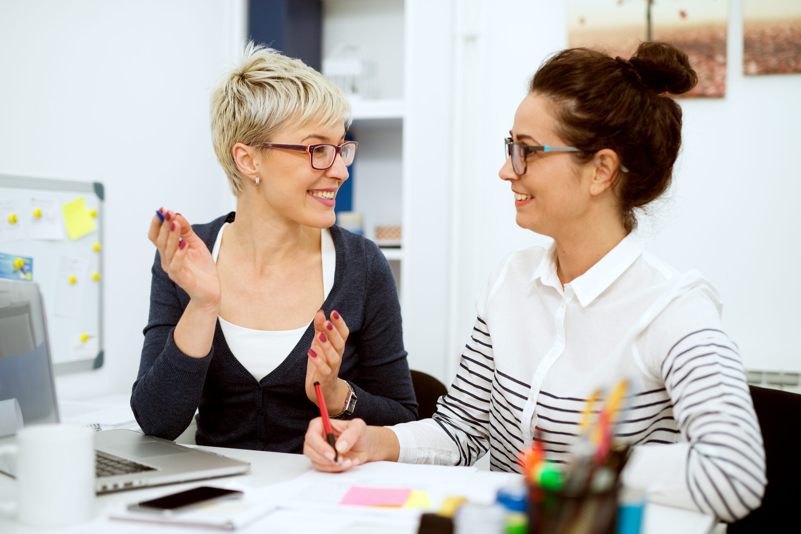 Manager-employee-one-to-one-conversation-office